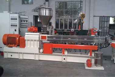 ประเทศจีน 500 Kg / H Output Twin Extruder Machine PP Flakes เครื่องรีไซเคิลขวด โรงงาน